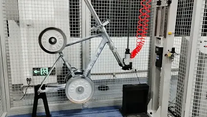 Falltest für einen Fahrradrahmen aus Kohlefaser