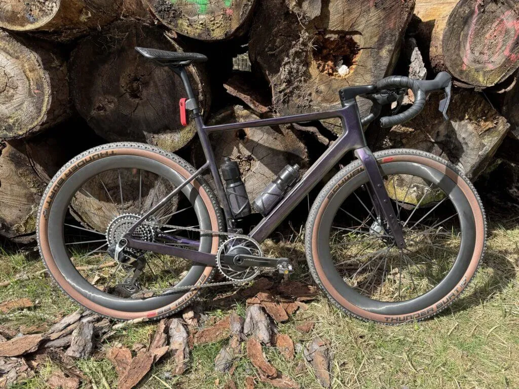 bici gravel con vano portaoggetti sul telaio