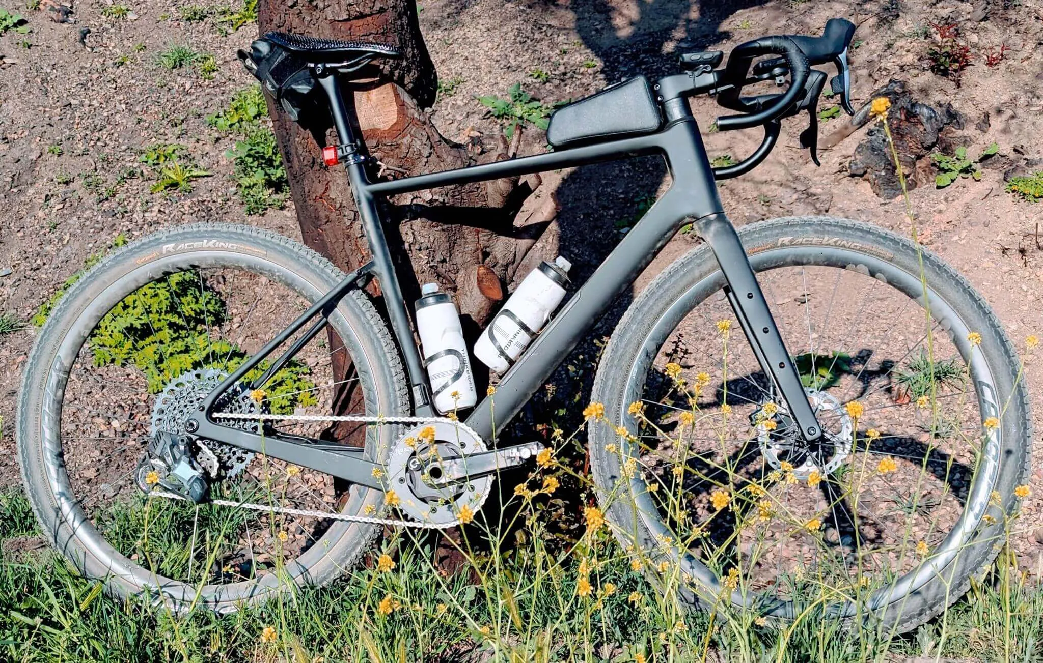 bicicletta gravel in fibra di carbonio