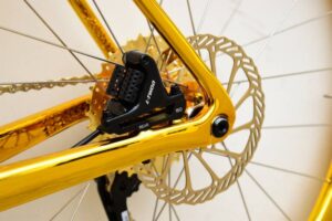 CR025 internal cable routing bicycle frame