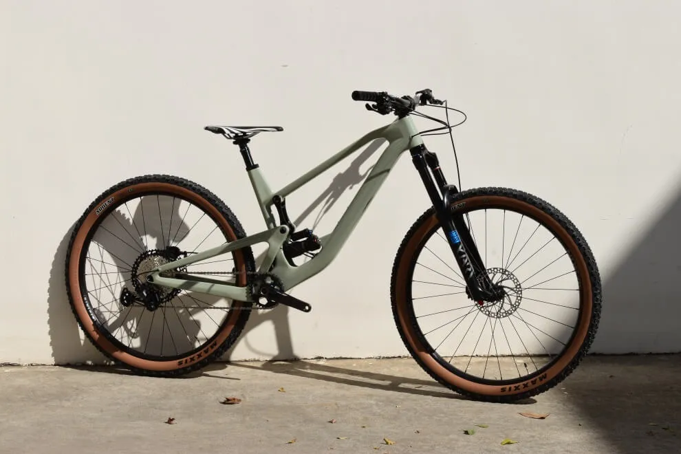 Roteamento interno de cabos FS831 para quadro de bicicleta