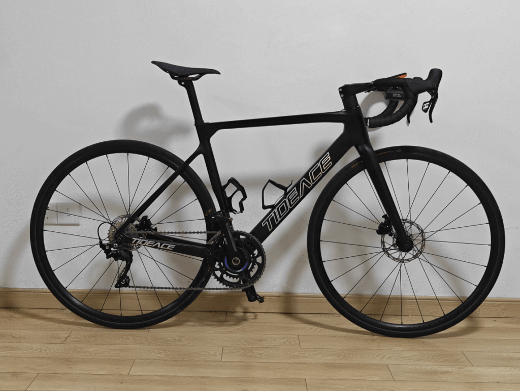 Rennrad mit Carbonrahmen