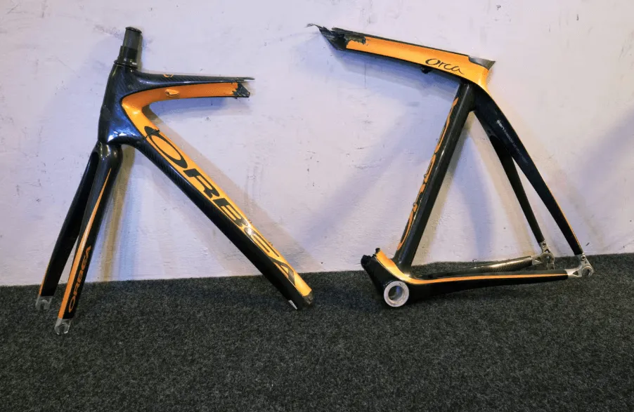 gerissener Carbonfaser-Rennradrahmen