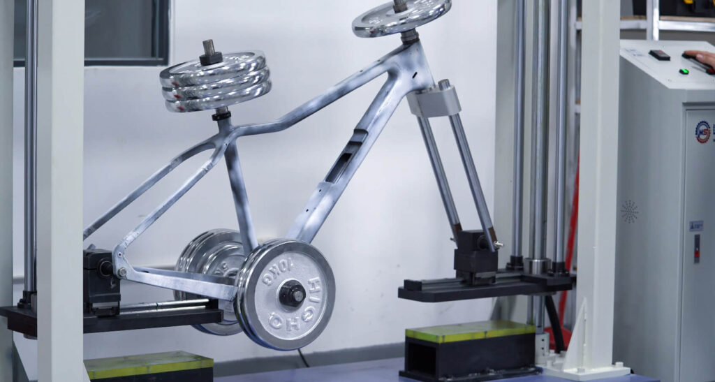 اختبار تأثير إطار الدراجة الجبلية